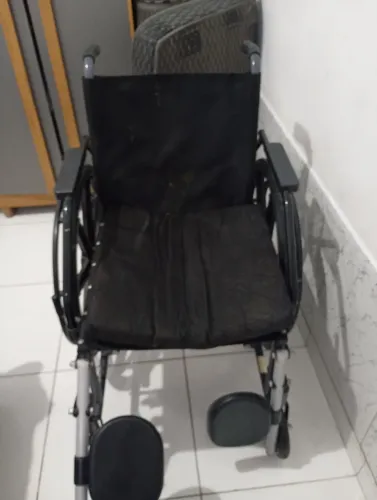 Cadeira de rodas com elevação