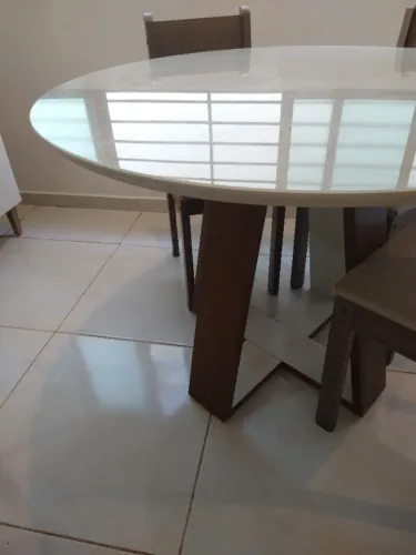 Mesa de jantar redonda com tampo de vidro - 110 cm