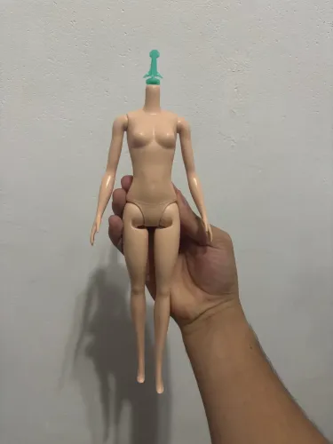 Corpo Barbie básica asiática 2026