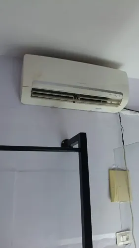 Vendo ar-condicionado 9 BTUs funcionando perfeitamente vendo com a grade de proteção