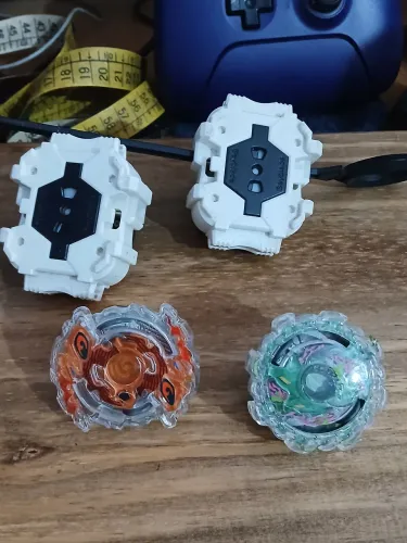 Beyblades Burst Takara Tomy Kerbeus e Roktavor, dois lançadores, uma cremalheira