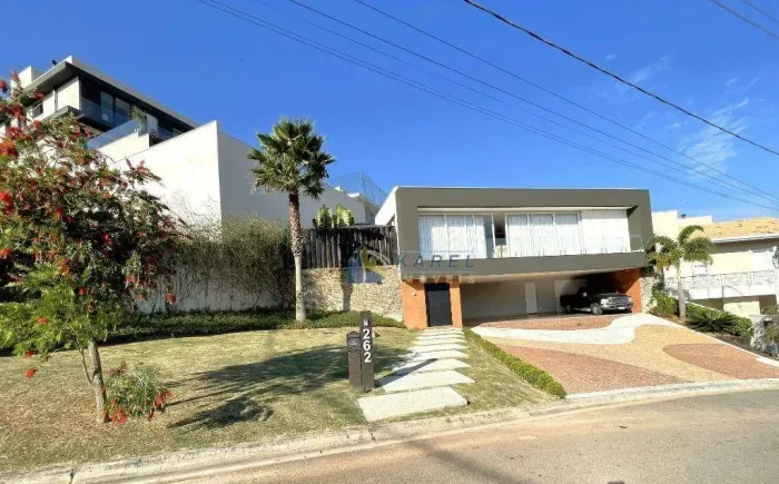 CASA TÉRREA à VENDA com 4 Suítes, Piscina, 525,99m² de Construção em COND. CLUBE no INTERI