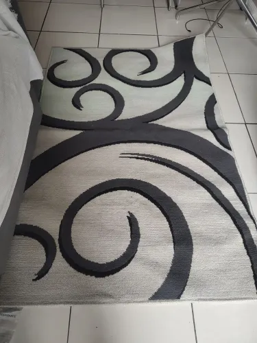 Tapete cinza com detalhes em preto 1,50 x 1,20