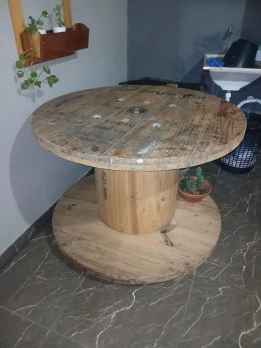 Bobina de madeira para mesa com rodas