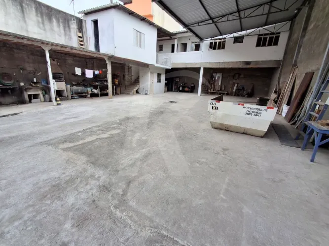 Galpão comercial medindo 260 m² com 2 banheiros