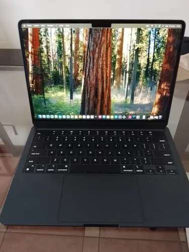 MacBook Air 13`, Chip M2, 24GB RAM, SSD 512GB, 2 meses de uso