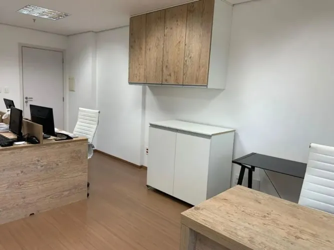 Venda - Sala 38m² Mobiliada no Ed. Giovanni Gronchi, próximo ao shopping Jardim Sul.