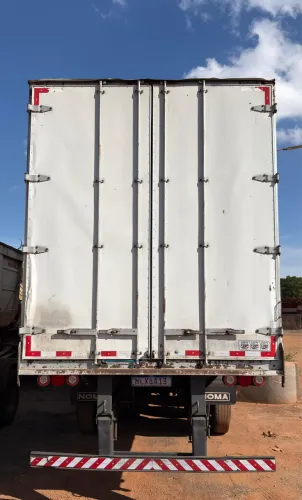 Vende-se carreta baú