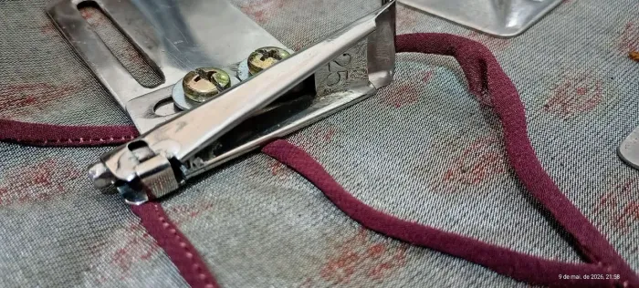 Máquina de costura ? aparelho rolotê de viés ? *