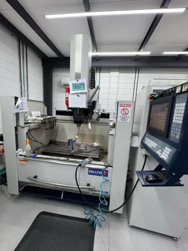 Eletroerosao a penetração Cnc