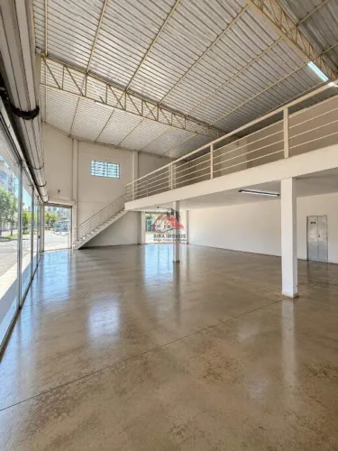Loja Comercial no Bairro Mercês - 280m² Totais com Mezanino e Escritório