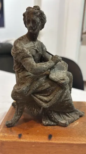 Estatueta antiga de metal figura clássica
