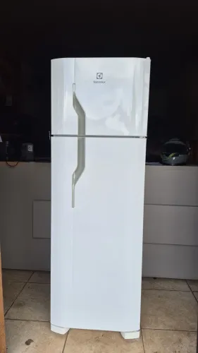 Geladeira eletrolux 260L bem conservada 