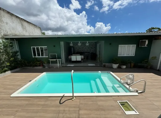 Casa térrea no Bosque Tarumã, 2 suítes, escritório, piscina, edícula. Completa