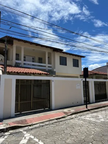 Alugo 2º pavimento de casa duplex em Jardim Camburi 240m²