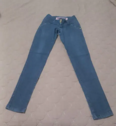 Calça jeans feminina tamanho 34 usada.