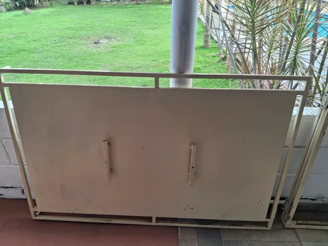 Vendo estrutura de proteção para TV, suporte prático e seguro