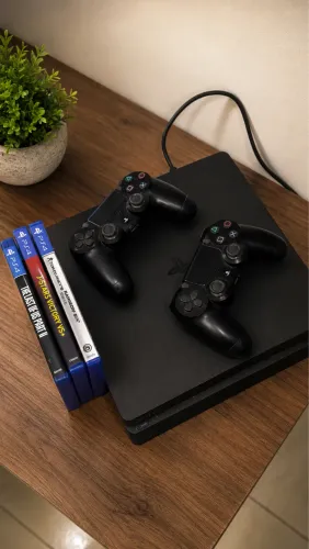 PLAYSTATION 4 SLIM - 2 CONTROLES