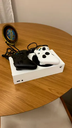 Xbox Series S com 2 Controles