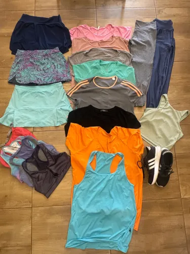 Lote de roupas fitness + tênis