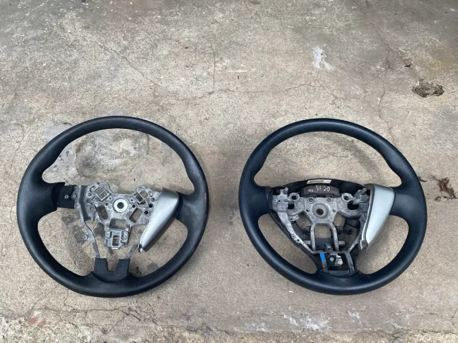2 volantes do nissan versa