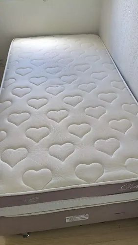 Vendo bicama solteirão 800,00 reais no cartão dependendo do local faço a entrega