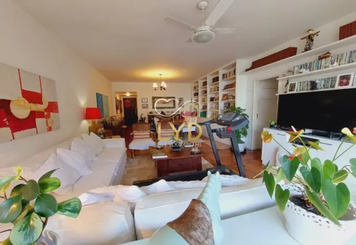 Apartamento de 3 quartos em rua bucólica na Gávea