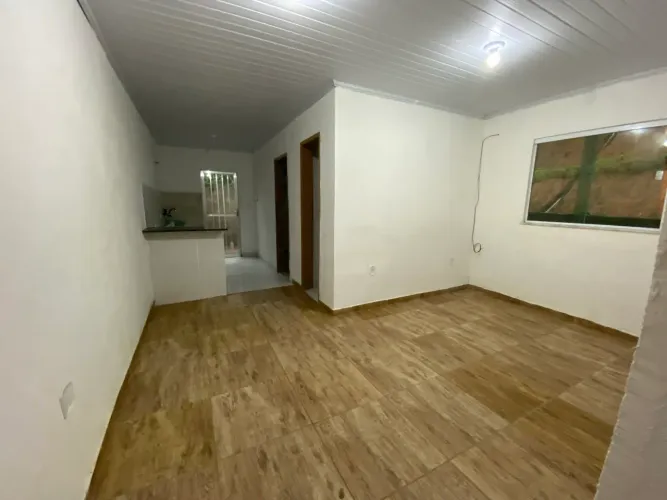 Aluga-se casa 2 quartos Praça Cruzeiro