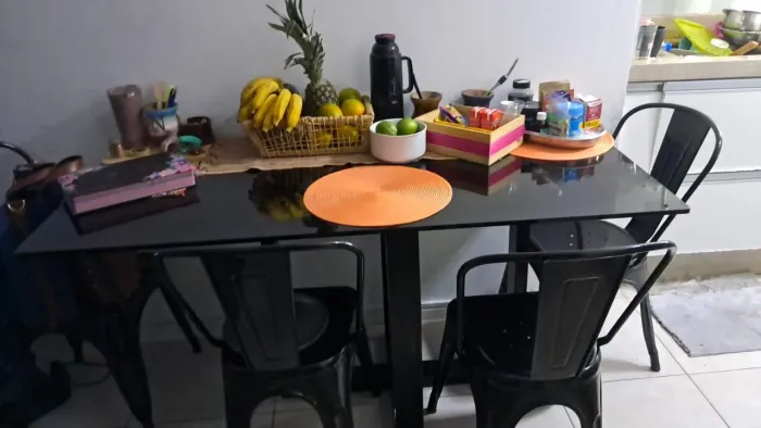Mesa 6 lugares com 4 cadeiras