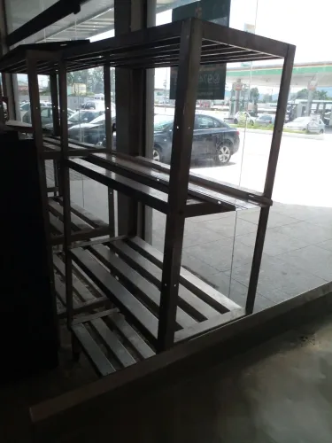Estante de inox usada em Câmara frigorífica  1.70 de altura e 1.10 de largura.
