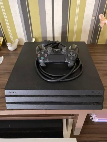 PS4 PRO com controle e cabo HDMI e de alimentação
