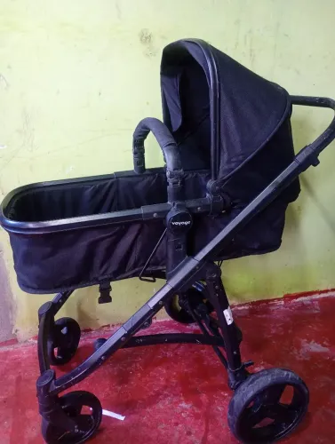 Carlinho da Voyage que vira cadeirinha berço e carrinho