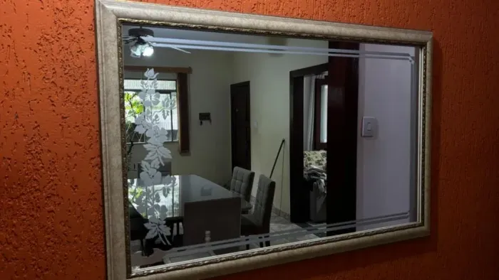 Espelho com moldura em madeira bisotado 1,10X70