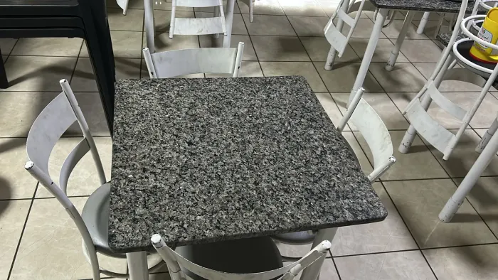 Vendo 6 mesas base de metalon e tampão de granito