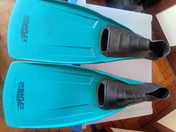 Nadadeira DYNAFLEX, usada. Tam. 42/43, madeira in Italy. 