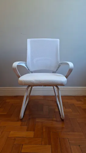 Cadeira branca fixa para escritório