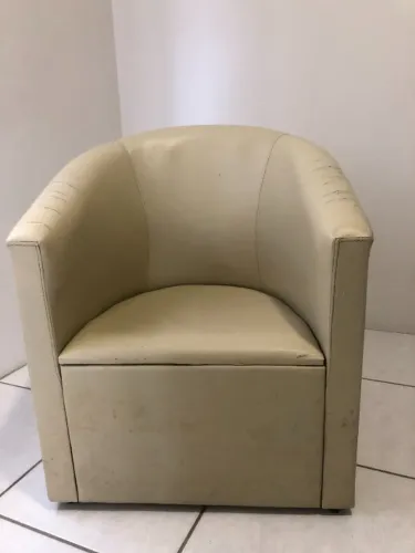 Poltrona de couro sintético bege