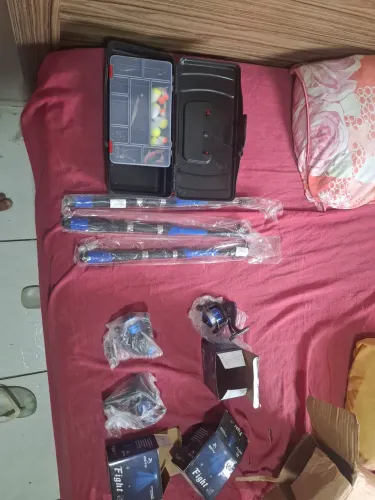 Vendo 3 Varas de pesca molinete com acessórios , anzóis chumbo e algumas iscas artficia
