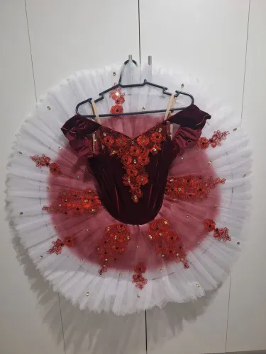 Tutu Vinho com Bordado