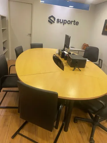 Mesa de reuniões oval Florence - com estrutura para fiação não aparente. Tem estrutura par