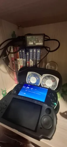 Vendo PSP com 32gb lotado de jogos + case + 2 jogos originais e carregador original