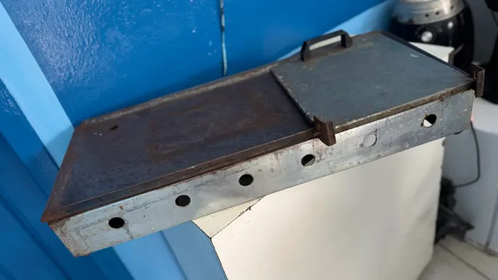 Chapa quente industrial em aço, com superfície de cocção metálica e tampa removível.