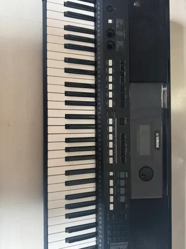 Teclado Yamaha PSR-E433 completo + suporte + banco + pedal + capa + porta-partituras