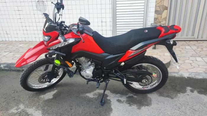 Vendo moto Bros 160 2026 em estado de zero, sem detalhes.