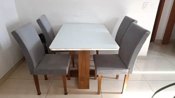 Mesa de jantar quatro lugares
