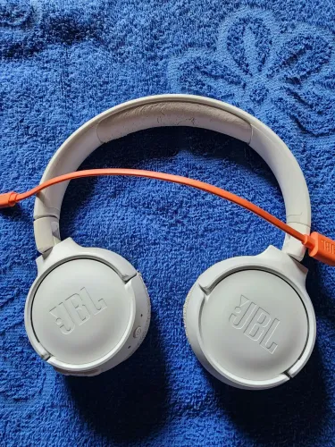 Fone JBL Bluetooth com o cabo original