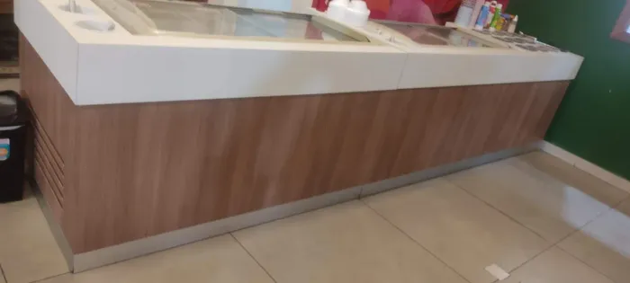 Balcão de gulousemas para sorveteria.