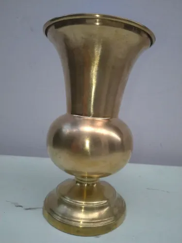 Vaso liso em metal antigo