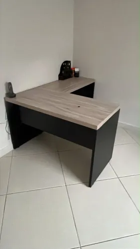 Mesa de escritório em L