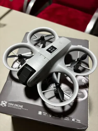 Drone GT3 Mini com Câmera e LEDs Azuis - Novo na Caixa